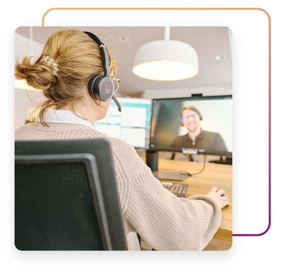 Mitarbeiterin beim Webinar