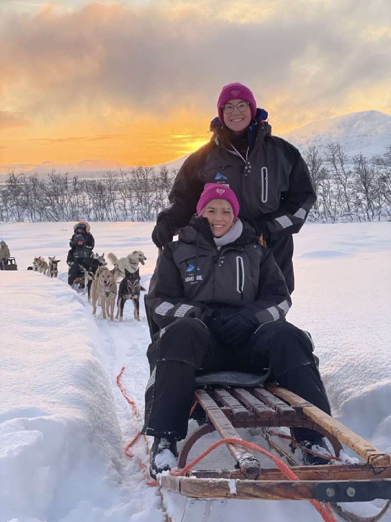 Auf dem Hundeschlitten